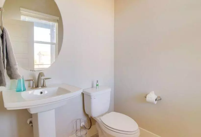 Modern Lago Vista Home W/ Pool & Lake Access!