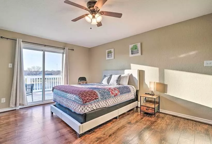 Peaceful Atascosa Home W/ Balcony & Deck!