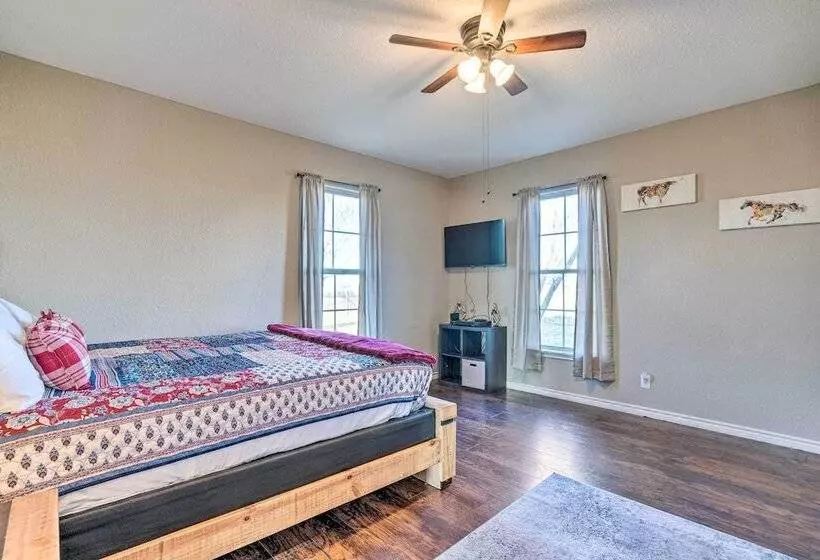 Peaceful Atascosa Home W/ Balcony & Deck!