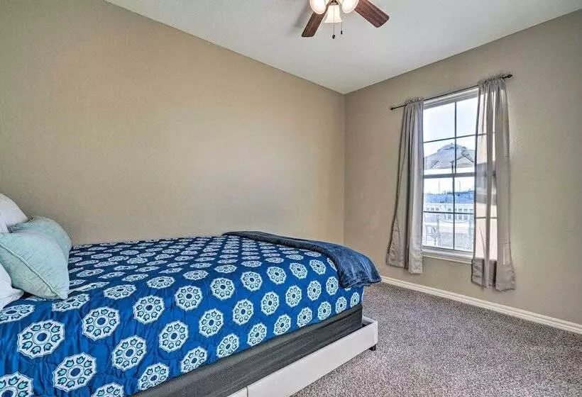 Peaceful Atascosa Home W/ Balcony & Deck!