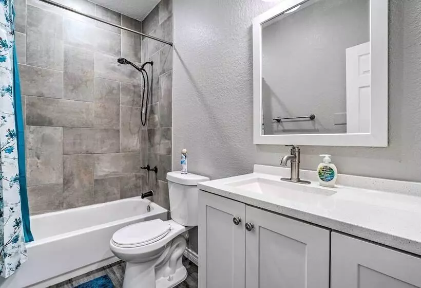 Peaceful Atascosa Home W/ Balcony & Deck!