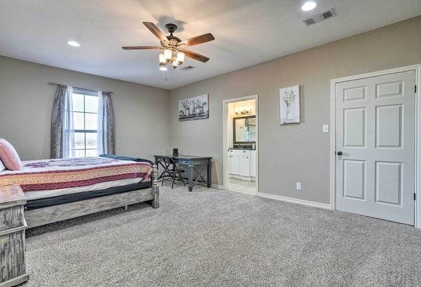 Peaceful Atascosa Home W/ Balcony & Deck!