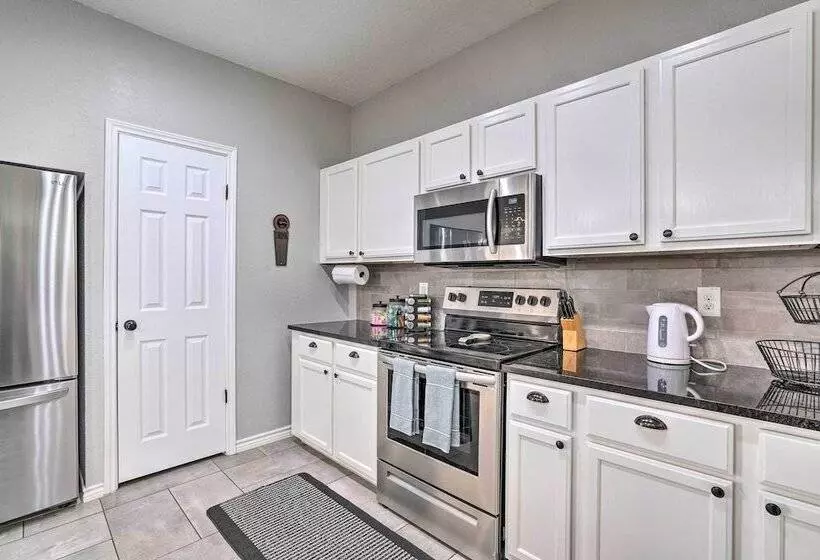 Peaceful Atascosa Home W/ Balcony & Deck!