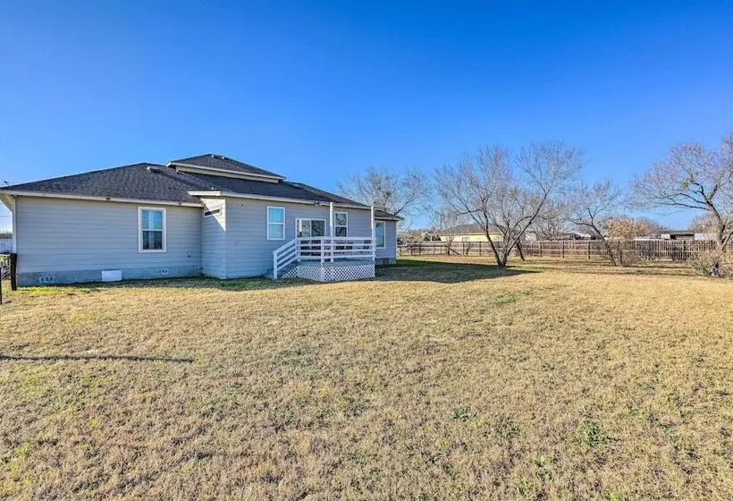 Peaceful Atascosa Home W/ Balcony & Deck!