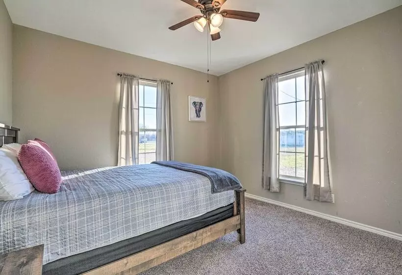 Peaceful Atascosa Home W/ Balcony & Deck!