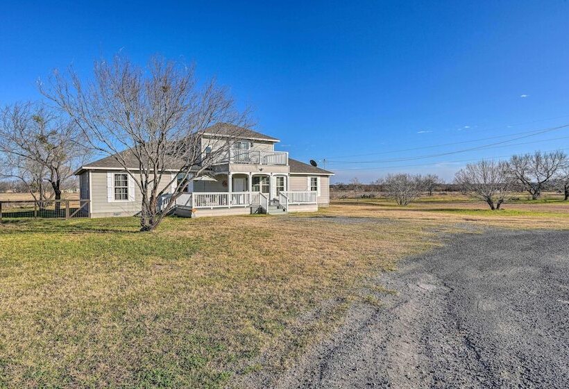 Peaceful Atascosa Home W/ Balcony & Deck!