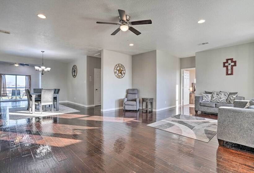 Peaceful Atascosa Home W/ Balcony & Deck!