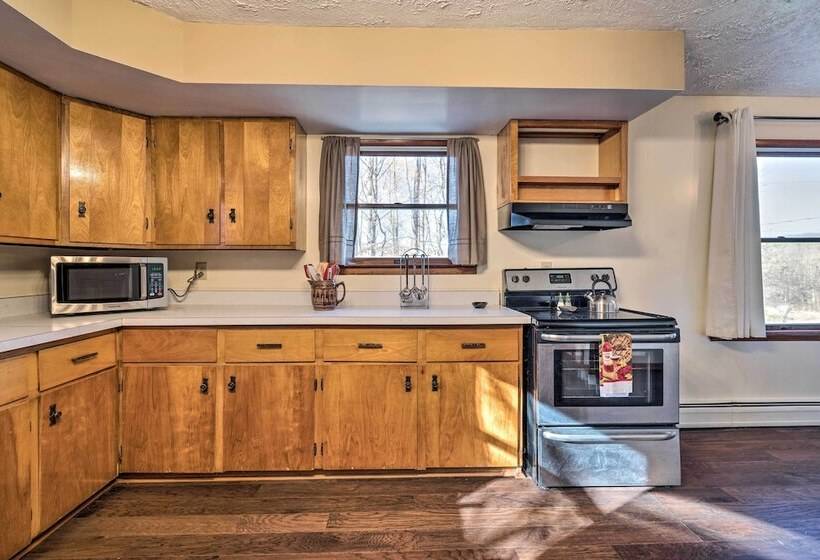 Peaceful Horseheads Hideaway W/ Deck & Yard!