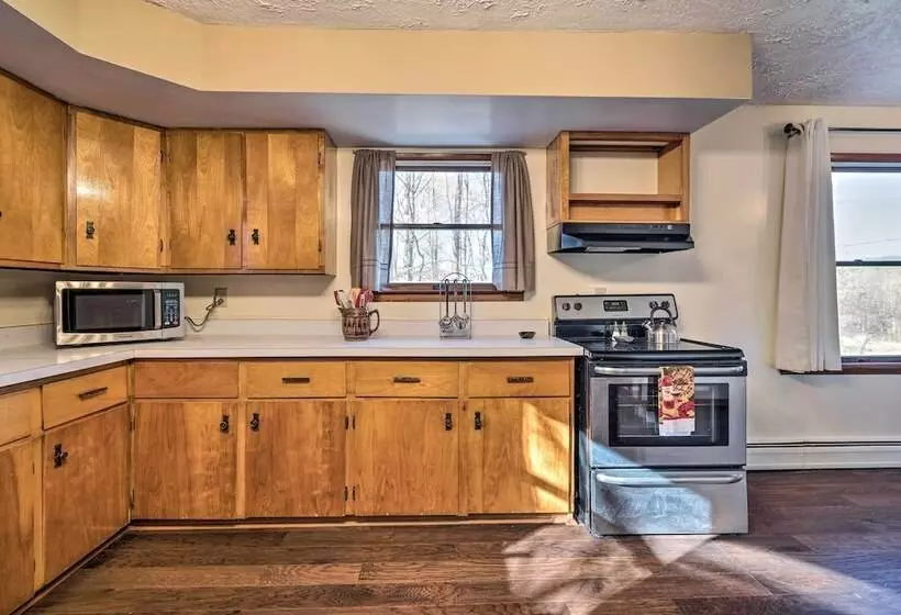 Peaceful Horseheads Hideaway W/ Deck & Yard!