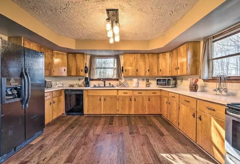 Peaceful Horseheads Hideaway W/ Deck & Yard!