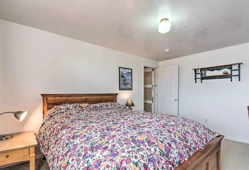 Pet Friendly Aurora House W/ Mountain Views!