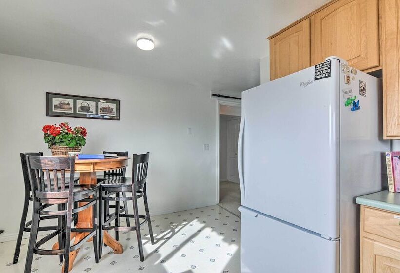 Pet Friendly Aurora House W/ Mountain Views!