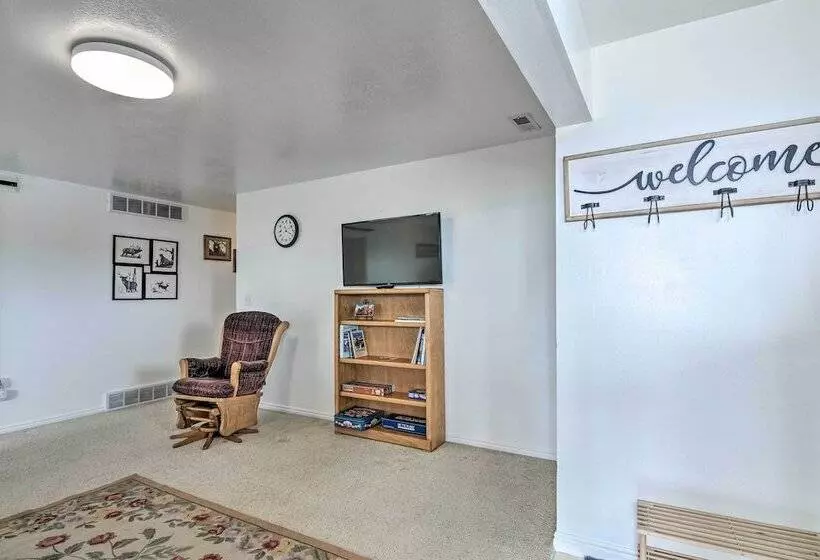 Pet Friendly Aurora House W/ Mountain Views!