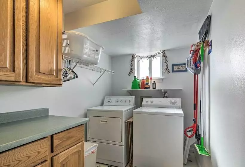 Pet Friendly Aurora House W/ Mountain Views!