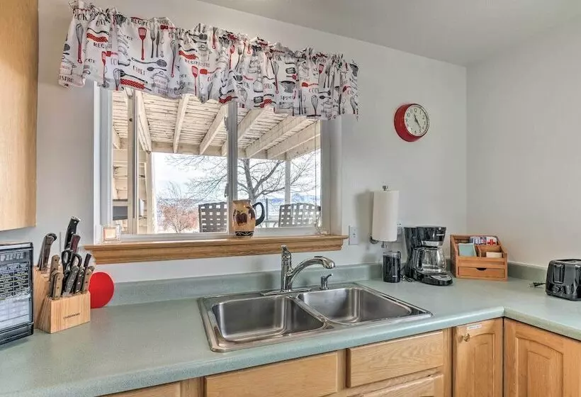 Pet Friendly Aurora House W/ Mountain Views!