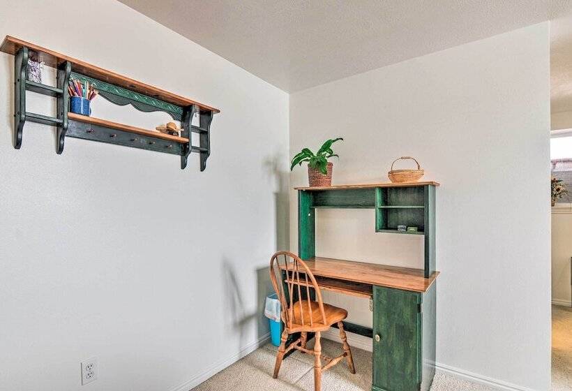 Pet Friendly Aurora House W/ Mountain Views!