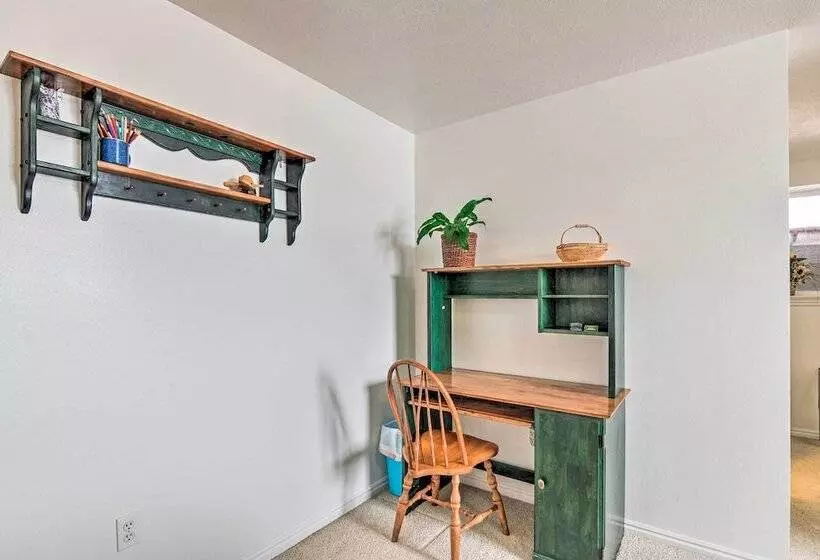 Pet Friendly Aurora House W/ Mountain Views!