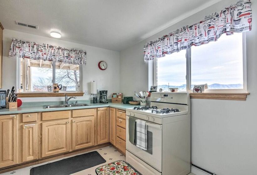 Pet Friendly Aurora House W/ Mountain Views!