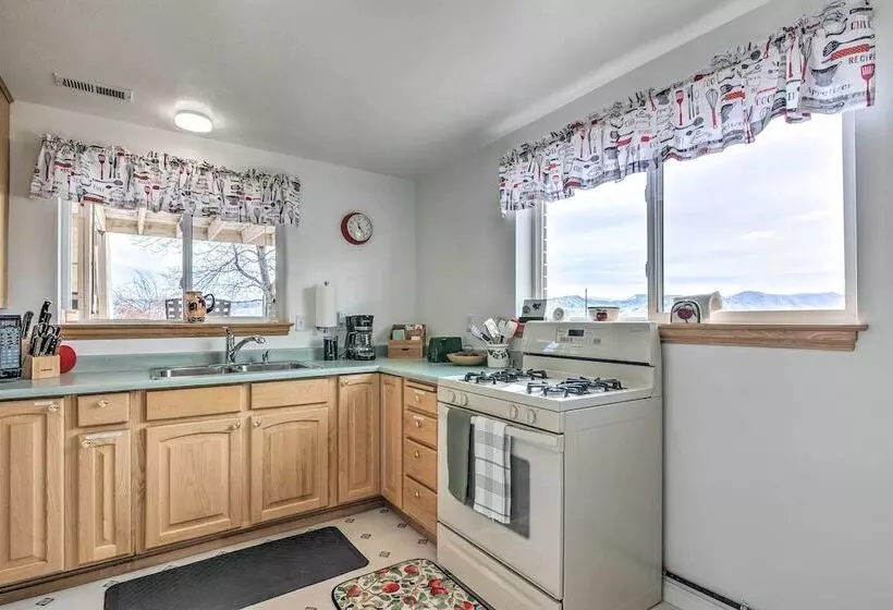 Pet Friendly Aurora House W/ Mountain Views!