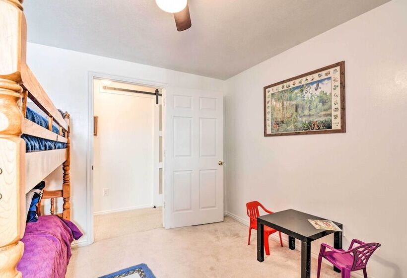 Pet Friendly Aurora House W/ Mountain Views!