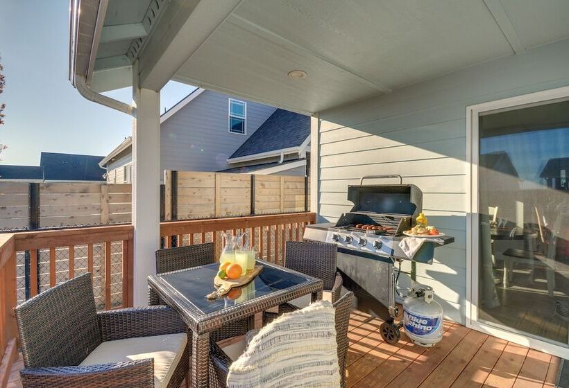 Pet Friendly Retreat W/ Fenced Yard, Walk To Beach