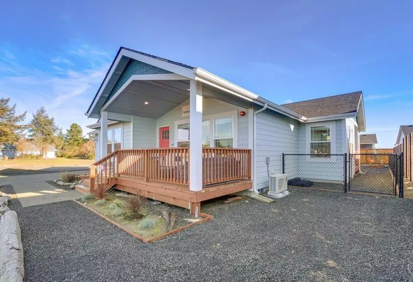 Pet Friendly Retreat W/ Fenced Yard, Walk To Beach