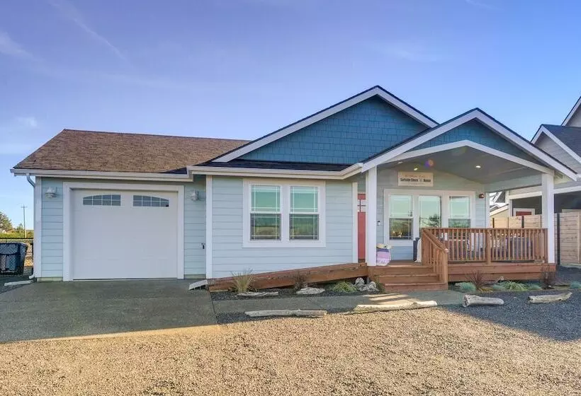 Pet Friendly Retreat W/ Fenced Yard, Walk To Beach