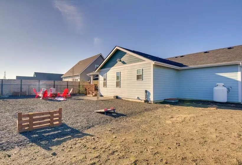 Pet Friendly Retreat W/ Fenced Yard, Walk To Beach