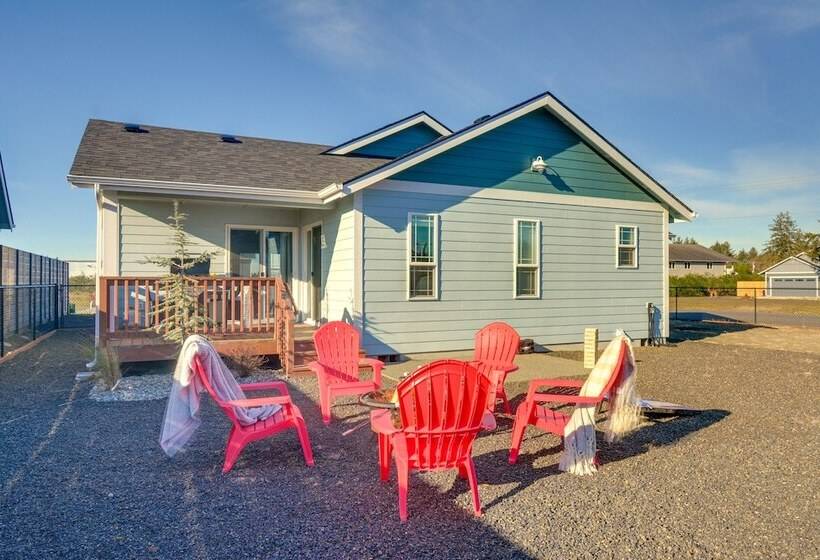 Pet Friendly Retreat W/ Fenced Yard, Walk To Beach