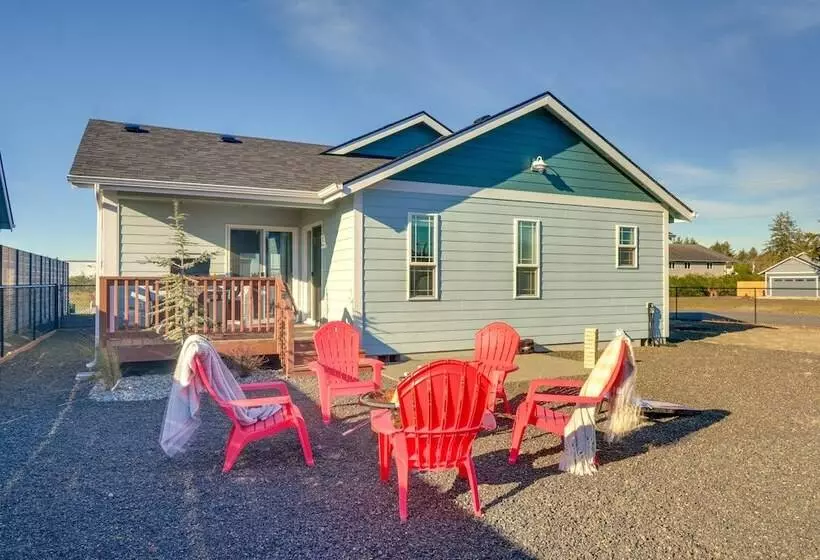 Pet Friendly Retreat W/ Fenced Yard, Walk To Beach