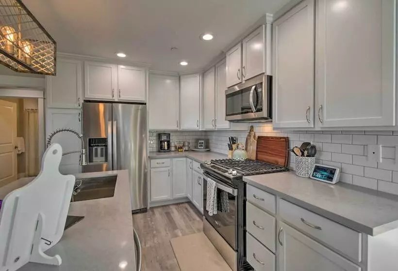 Pet Friendly Retreat W/ Fenced Yard, Walk To Beach