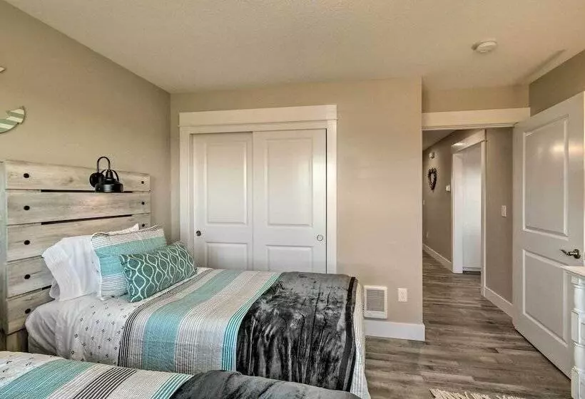 Pet Friendly Retreat W/ Fenced Yard, Walk To Beach