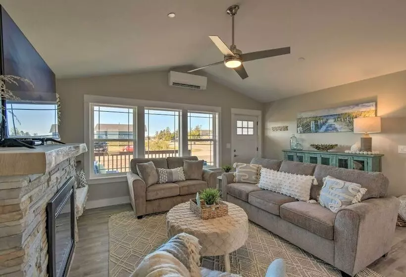 Pet Friendly Retreat W/ Fenced Yard, Walk To Beach