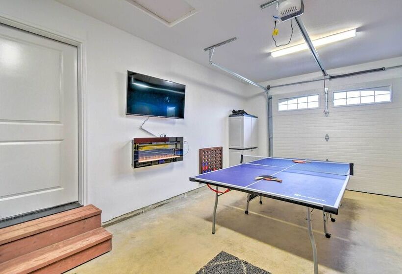 Pet Friendly Retreat W/ Fenced Yard, Walk To Beach