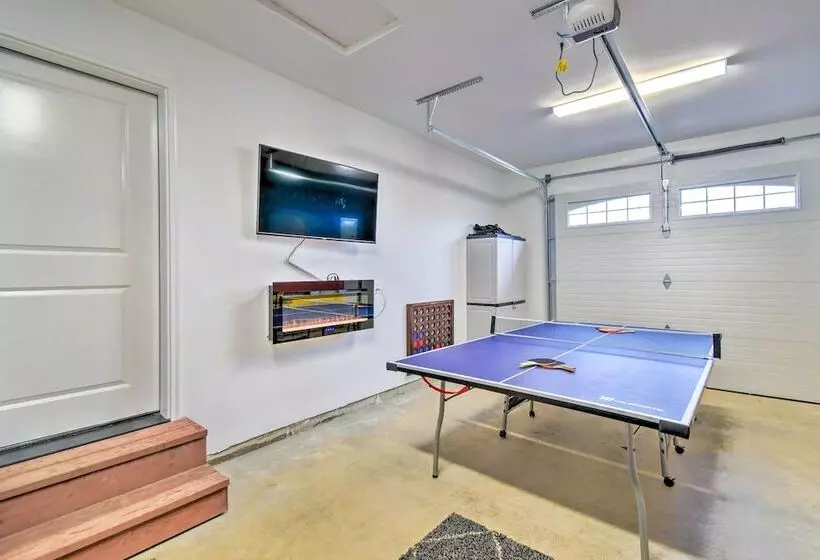 Pet Friendly Retreat W/ Fenced Yard, Walk To Beach