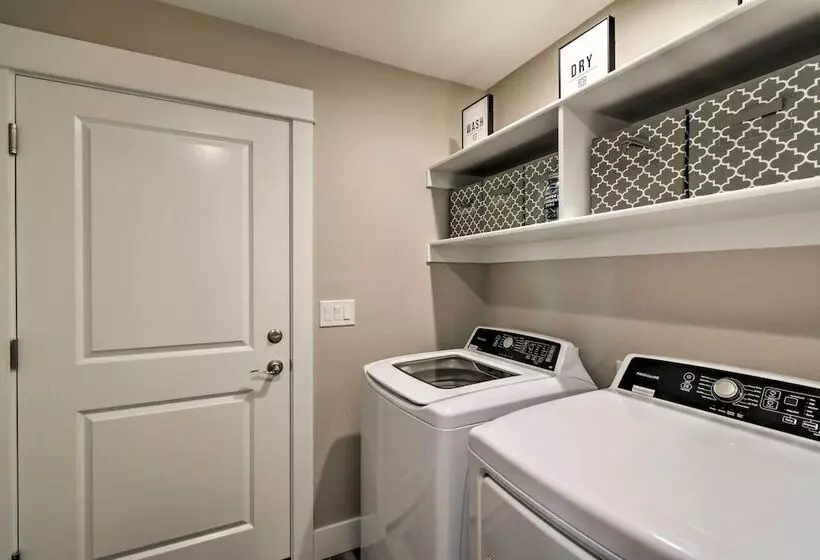 Pet Friendly Retreat W/ Fenced Yard, Walk To Beach