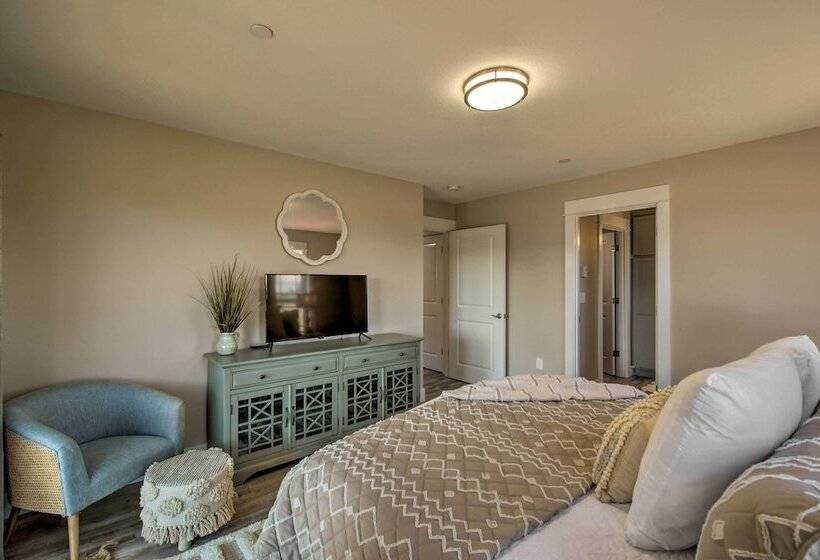 Pet Friendly Retreat W/ Fenced Yard, Walk To Beach