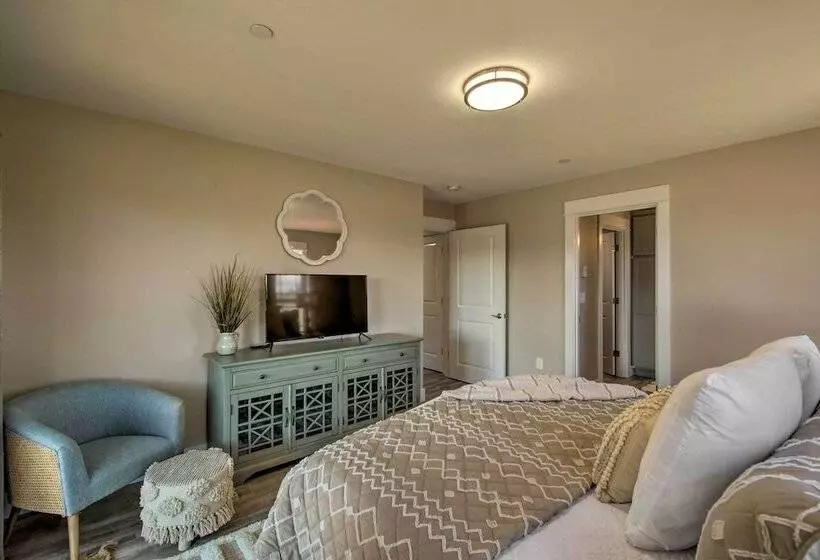 Pet Friendly Retreat W/ Fenced Yard, Walk To Beach