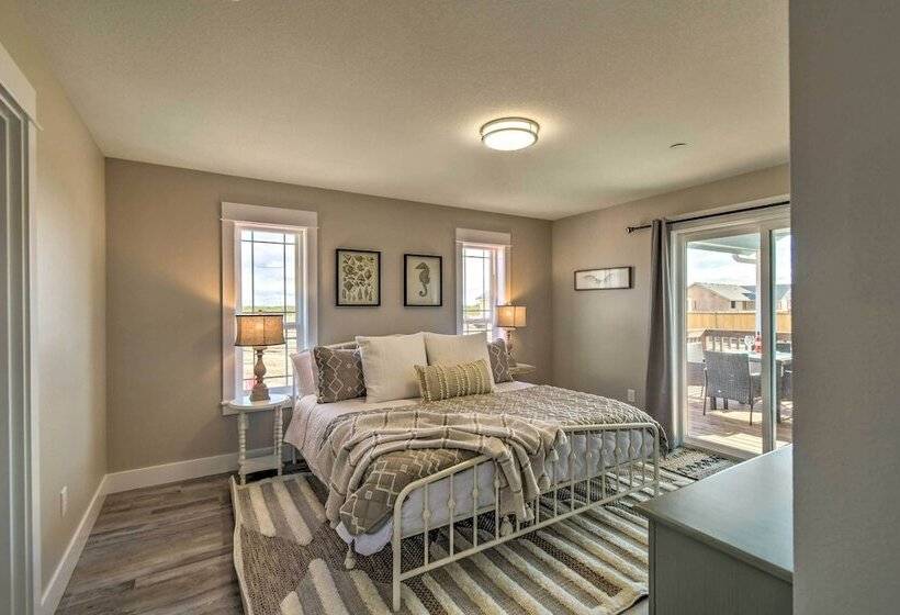 Pet Friendly Retreat W/ Fenced Yard, Walk To Beach