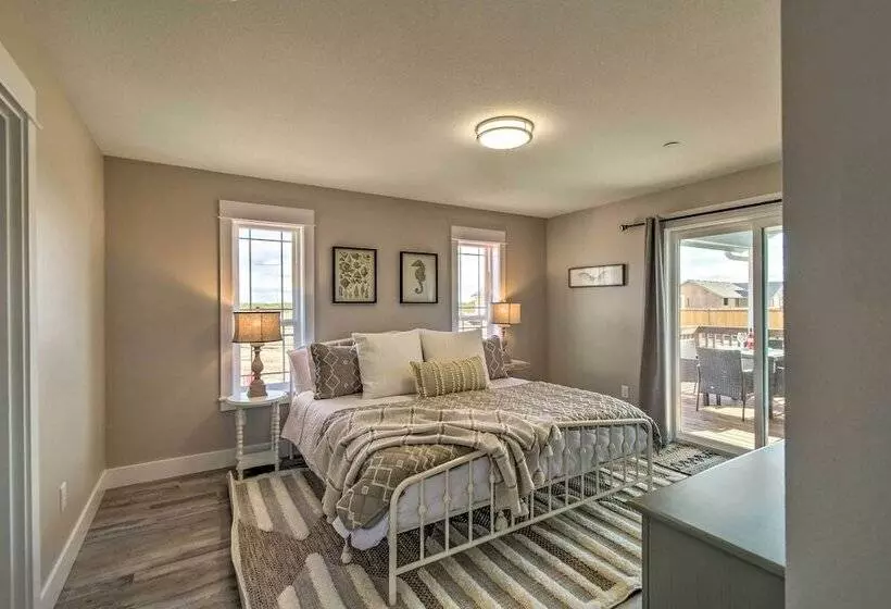 Pet Friendly Retreat W/ Fenced Yard, Walk To Beach