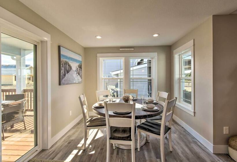 Pet Friendly Retreat W/ Fenced Yard, Walk To Beach