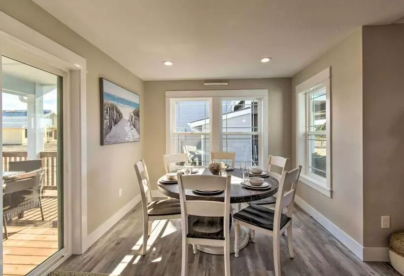 Pet Friendly Retreat W/ Fenced Yard, Walk To Beach