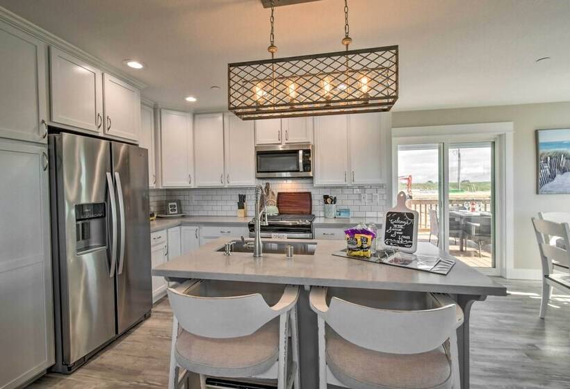 Pet Friendly Retreat W/ Fenced Yard, Walk To Beach