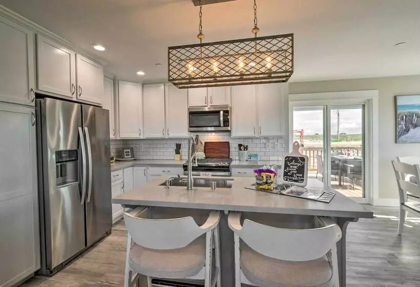 Pet Friendly Retreat W/ Fenced Yard, Walk To Beach