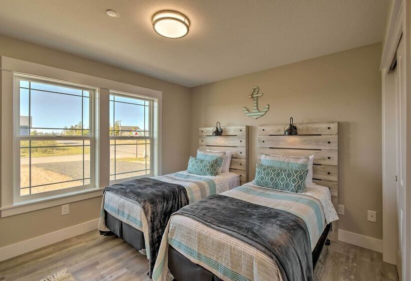 Pet Friendly Retreat W/ Fenced Yard, Walk To Beach