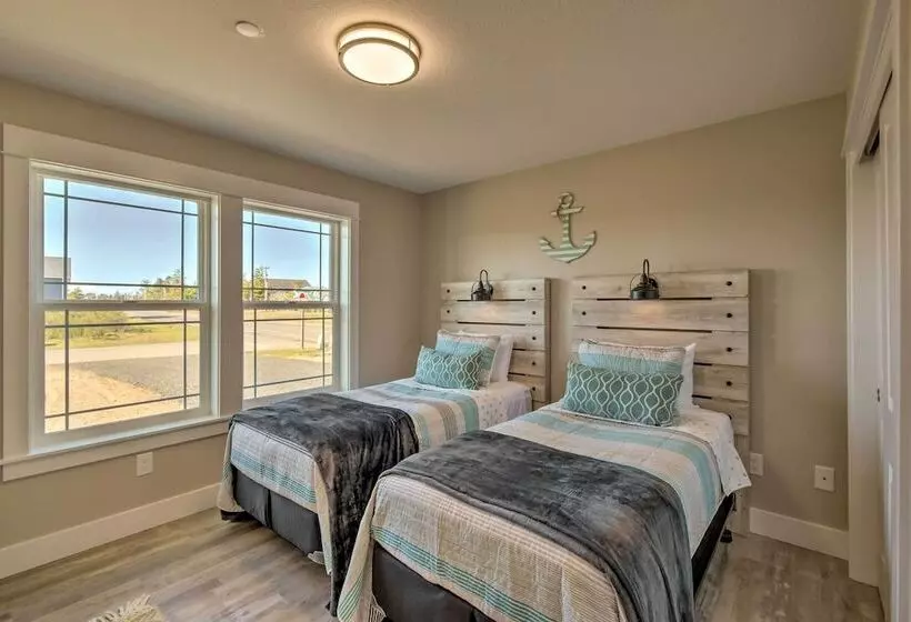 Pet Friendly Retreat W/ Fenced Yard, Walk To Beach