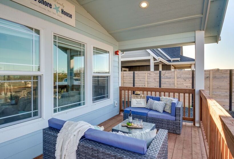 Pet Friendly Retreat W/ Fenced Yard, Walk To Beach