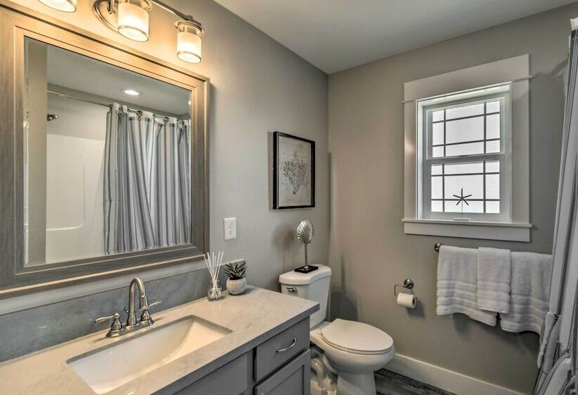 Pet Friendly Retreat W/ Fenced Yard, Walk To Beach