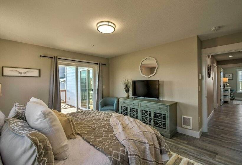 Pet Friendly Retreat W/ Fenced Yard, Walk To Beach