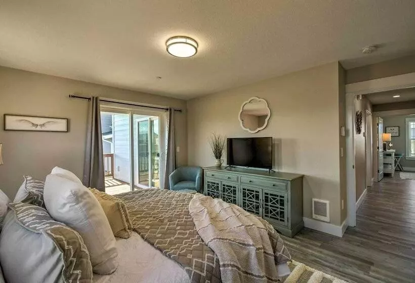 Pet Friendly Retreat W/ Fenced Yard, Walk To Beach